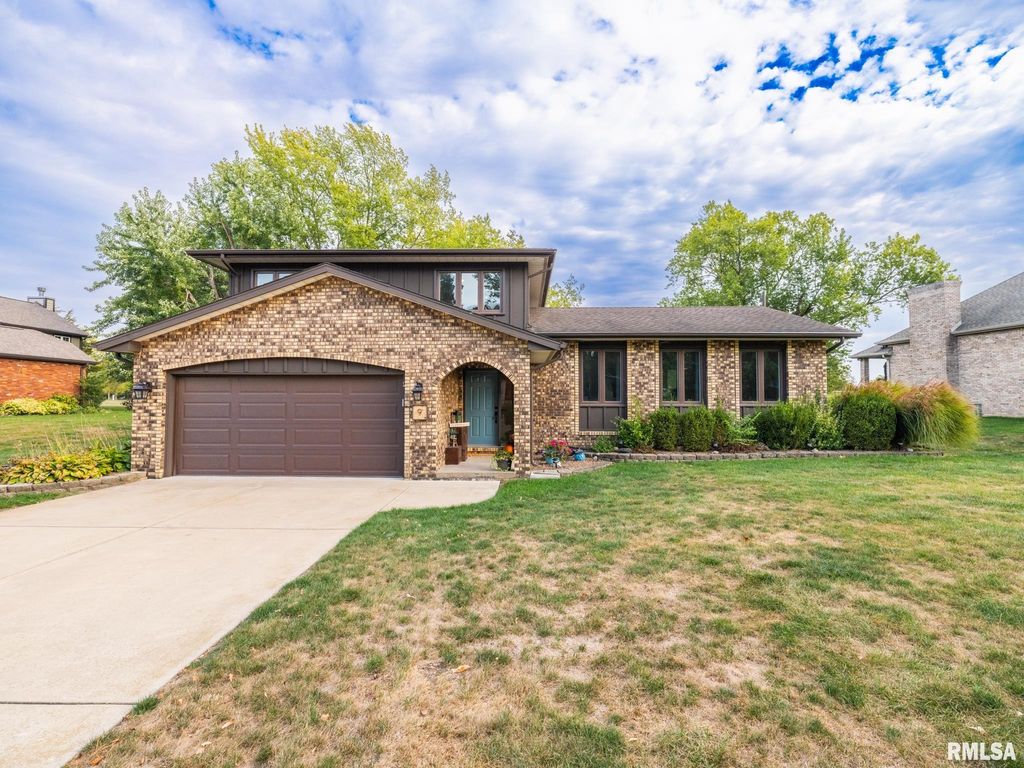 9 CYPRESS Point, Pekin, IL 61554