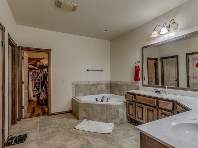 935 Silver Chase Drive, Choctaw, OK 73020