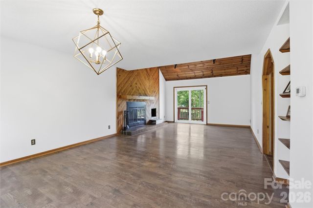 207 Wood Dale Drive, Hendersonville, NC 28791