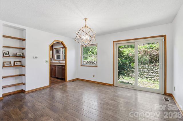 207 Wood Dale Drive, Hendersonville, NC 28791