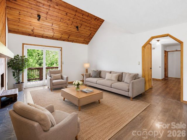 207 Wood Dale Drive, Hendersonville, NC 28791