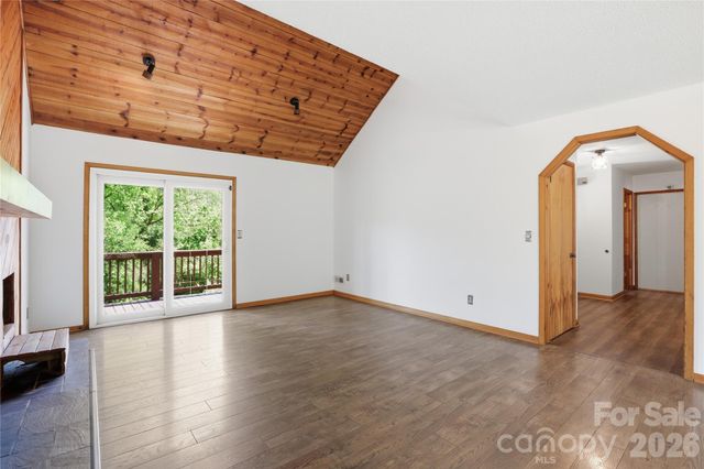 207 Wood Dale Drive, Hendersonville, NC 28791