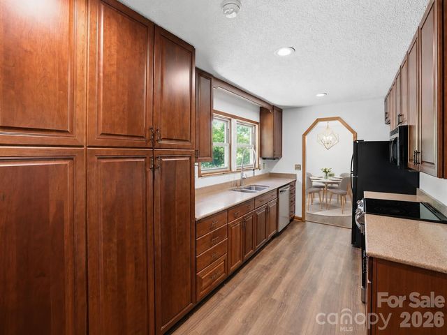 207 Wood Dale Drive, Hendersonville, NC 28791