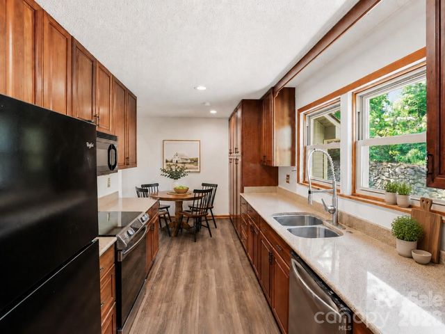 207 Wood Dale Drive, Hendersonville, NC 28791