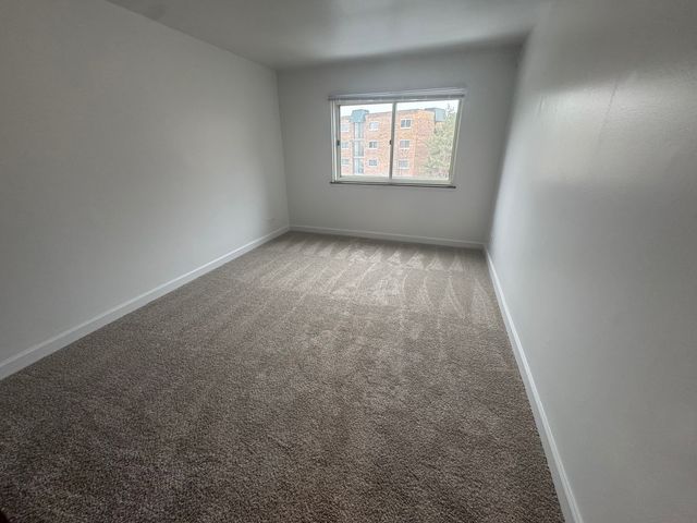 700 perrie Drive 305, Elk Grove Village, IL 60007