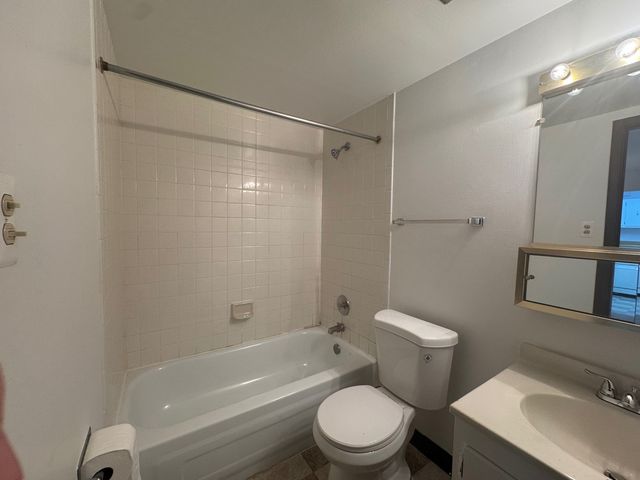 700 perrie Drive 305, Elk Grove Village, IL 60007