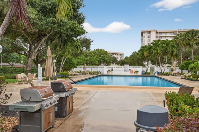 3503 Oaks Way 405, Pompano Beach, FL 33069