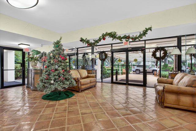 3503 Oaks Way 405, Pompano Beach, FL 33069