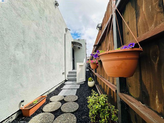 1249 88TH AVE, Oakland, CA 94621