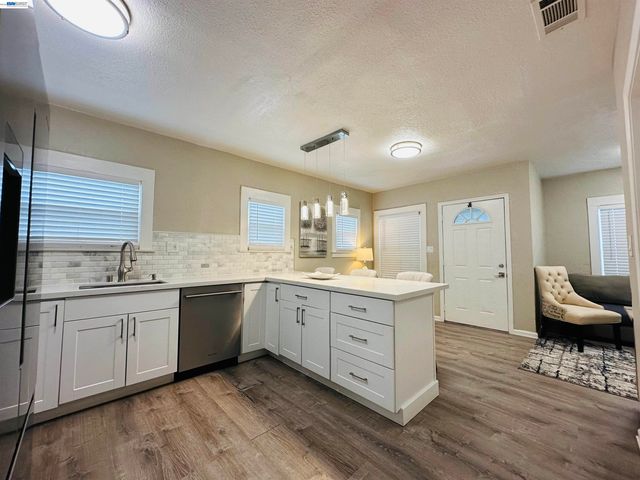 1249 88TH AVE, Oakland, CA 94621