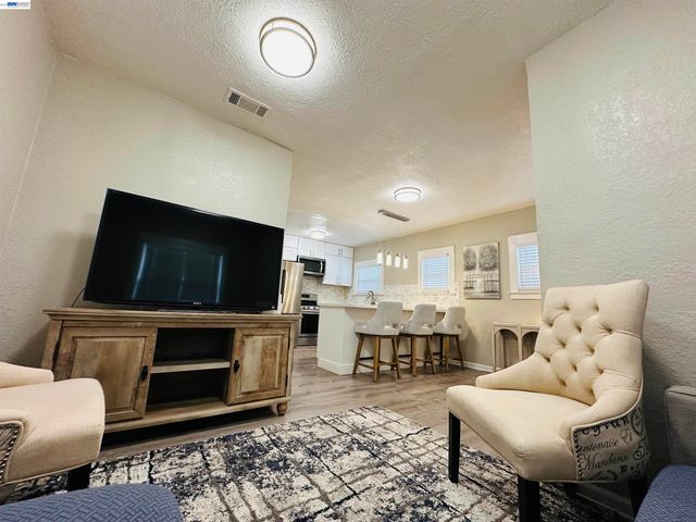 1249 88TH AVE, Oakland, CA 94621