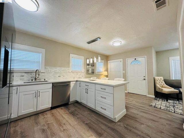 1249 88TH AVE, Oakland, CA 94621