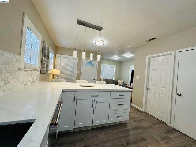 1249 88TH AVE, Oakland, CA 94621