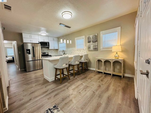 1249 88TH AVE, Oakland, CA 94621