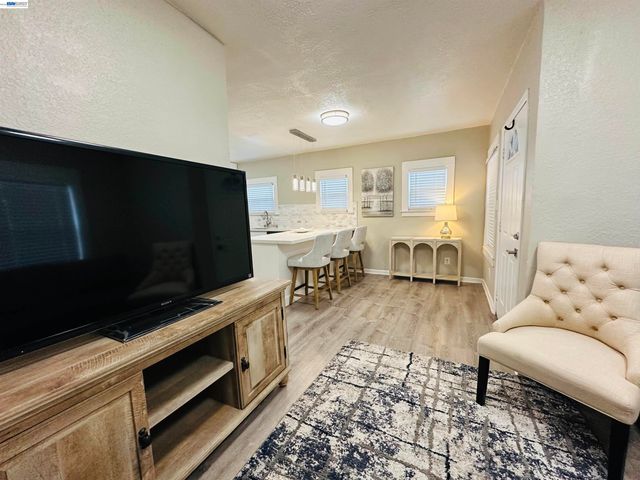 1249 88TH AVE, Oakland, CA 94621