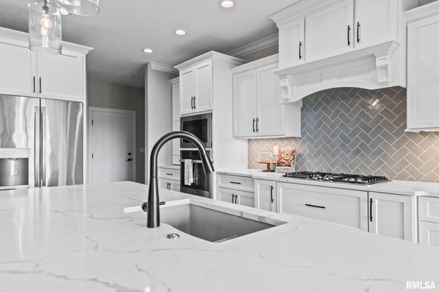 1832 WILLOW BEND Street, Chatham, IL 62629