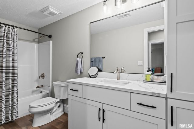 1832 WILLOW BEND Street, Chatham, IL 62629