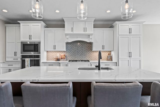 1832 WILLOW BEND Street, Chatham, IL 62629