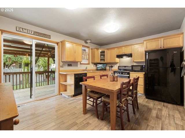 8325 Ne GOING Pl, Portland, OR 97220