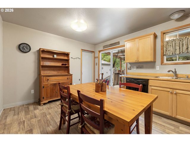 8325 Ne GOING Pl, Portland, OR 97220