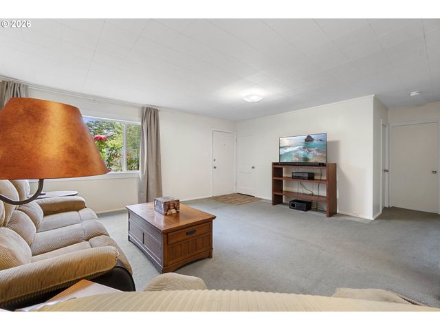 8325 Ne GOING Pl, Portland, OR 97220