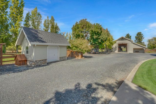 30999 Grooms Rd, Oakdale, CA 95361