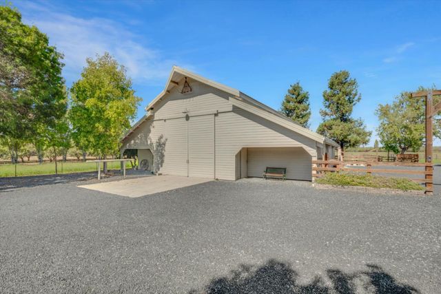 30999 Grooms Rd, Oakdale, CA 95361