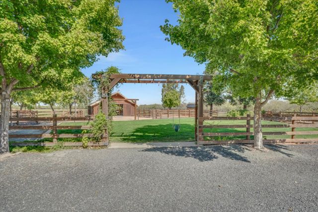 30999 Grooms Rd, Oakdale, CA 95361