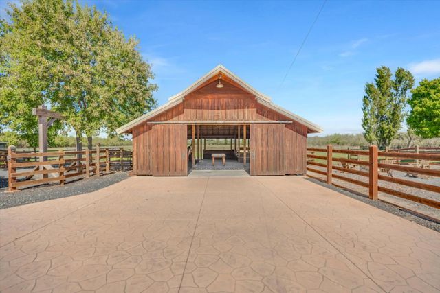 30999 Grooms Rd, Oakdale, CA 95361