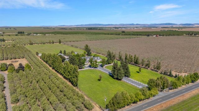 30999 Grooms Rd, Oakdale, CA 95361