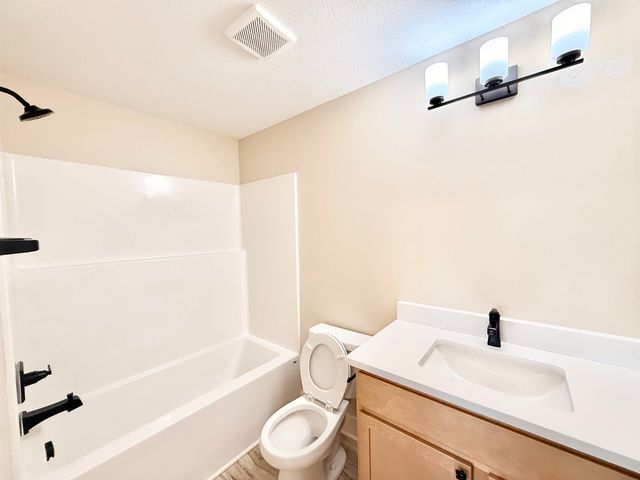 2207 S Chateau Ct, Wichita, KS 67207