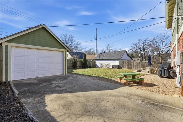 235 E 74th Street, Kansas City, MO 64114