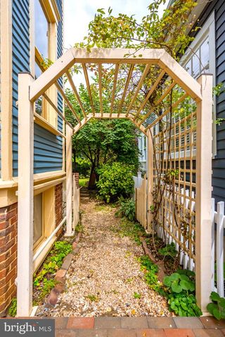 102 DUKE OF GLOUCESTER ST, Annapolis, MD 21401