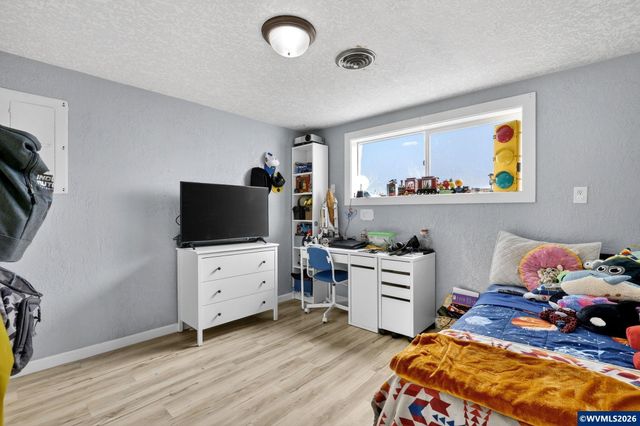 4274 5th St, Hubbard, OR 97032