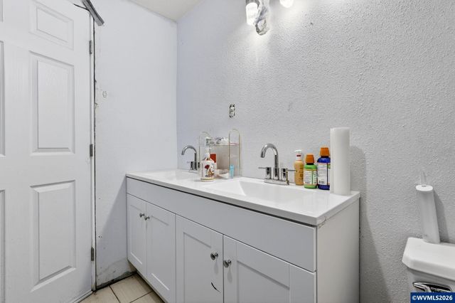 4274 5th St, Hubbard, OR 97032