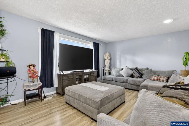 4274 5th St, Hubbard, OR 97032