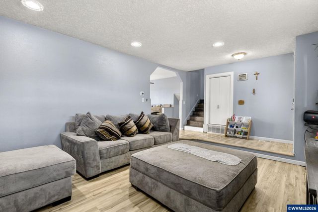 4274 5th St, Hubbard, OR 97032