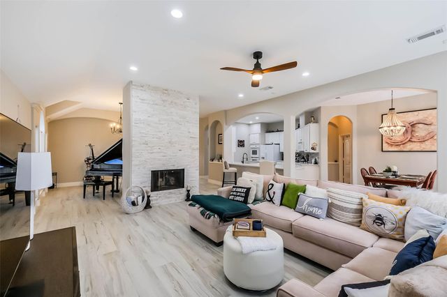 10010 Forest Spring Lane, Pearland, TX 77584