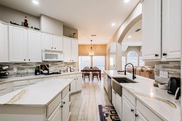 10010 Forest Spring Lane, Pearland, TX 77584