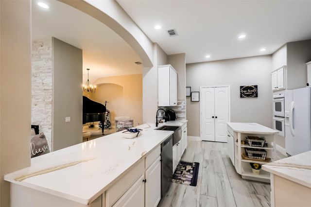 10010 Forest Spring Lane, Pearland, TX 77584