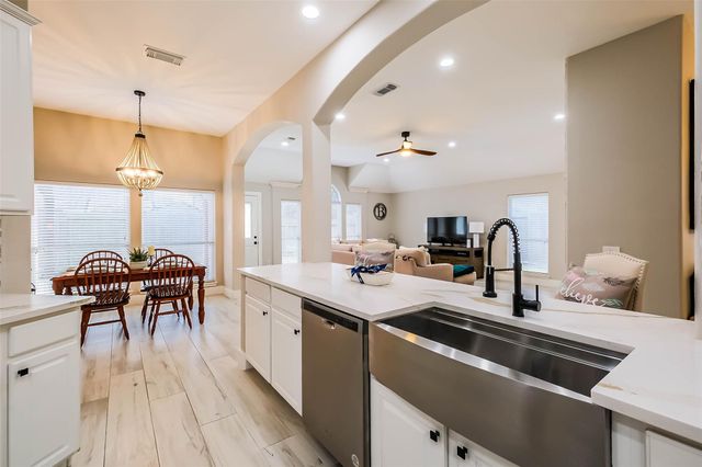 10010 Forest Spring Lane, Pearland, TX 77584