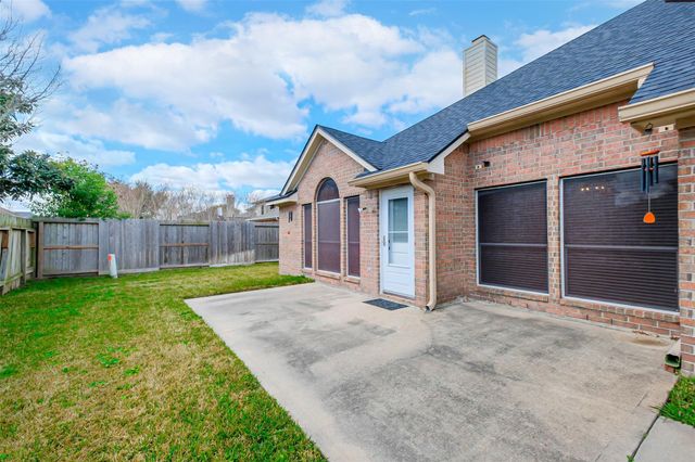 10010 Forest Spring Lane, Pearland, TX 77584