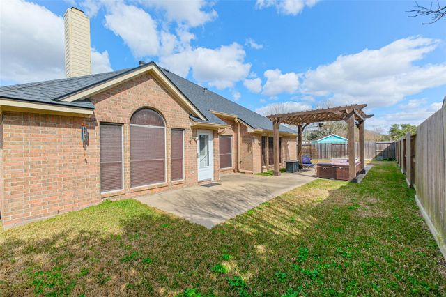 10010 Forest Spring Lane, Pearland, TX 77584
