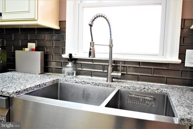 6 MORNINGSIDE DR, Pennington, NJ 08534