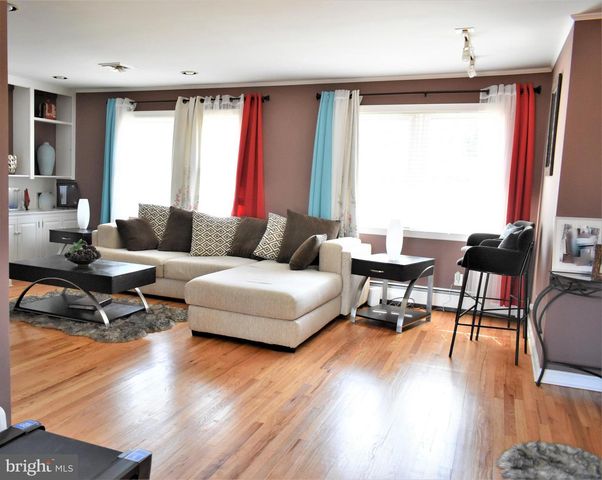 6 MORNINGSIDE DR, Pennington, NJ 08534