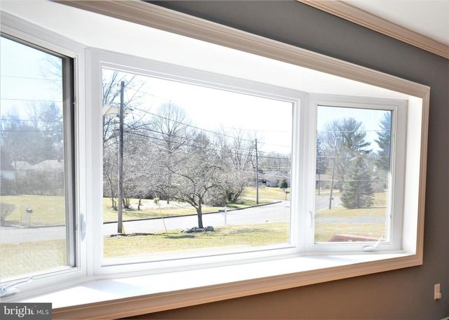 6 MORNINGSIDE DR, Pennington, NJ 08534