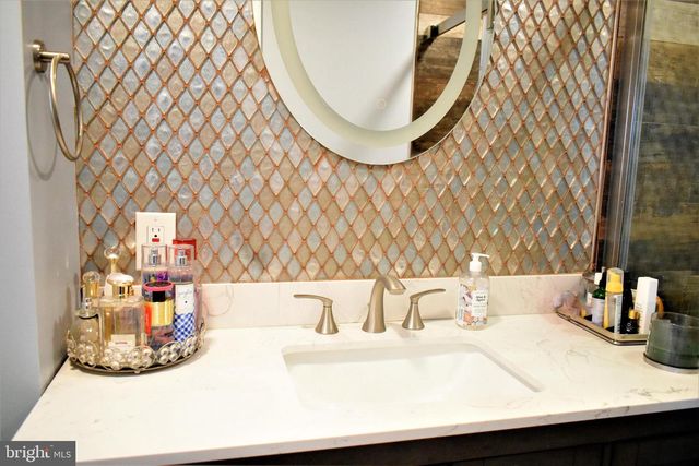 6 MORNINGSIDE DR, Pennington, NJ 08534