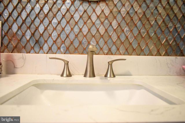 6 MORNINGSIDE DR, Pennington, NJ 08534