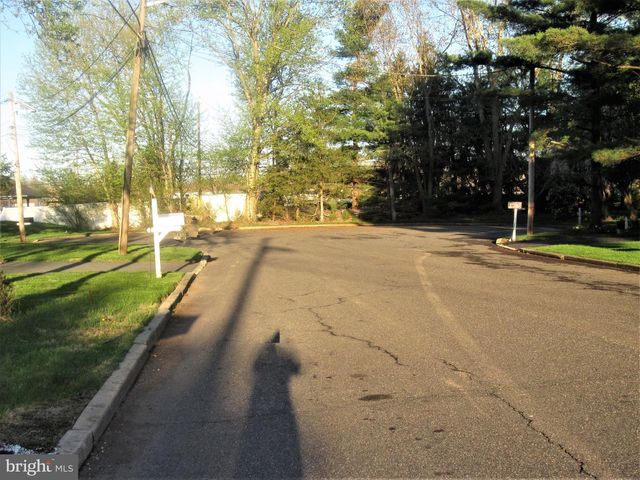 6 MORNINGSIDE DR, Pennington, NJ 08534