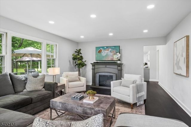 5 Blanchet Ct, Florham Park Boro, NJ 07932
